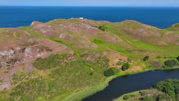 Abbs Head Παράκτια Βράχια Και Mire Loch Εναέρια Θέα Καλοκαίρι — Αρχείο Βίντεο