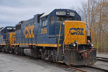 CSX EMD GP38-2 Diesel Lokomotif # 2556 Massena CSX tren istasyonu, New York State NY, ABD.