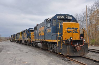 CSX EMD GP38-2 Diesel Lokomotif # 2556 Massena CSX tren istasyonu, New York State NY, ABD.