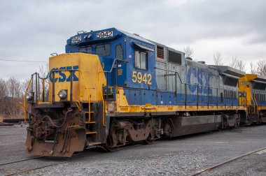 CSX GE Dash B40-8 Diesel Lokomotif # 5942 Massena CSX tren istasyonu, New York State NY, ABD.