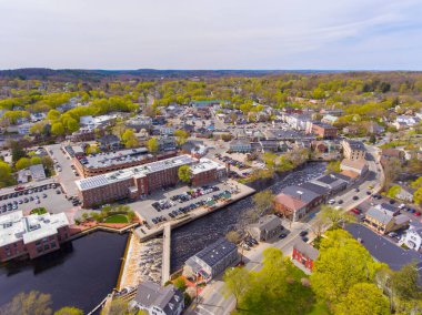 Ipswich Nehri ve Mills Barajı ilkbaharda Ipswich, Massachusetts MA, ABD 'de şehir merkezinde hava manzaralı..