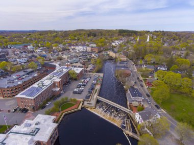Ipswich Nehri ve Mills Barajı ilkbaharda Ipswich, Massachusetts MA, ABD 'de şehir merkezinde hava manzaralı..