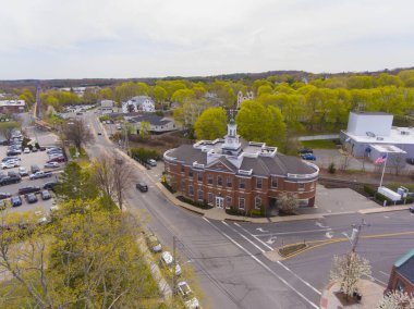 İlkbaharda Ipswich, Massachusetts MA 'nın şehir merkezinde Market Caddesi' ndeki Depot Meydanı 'ndaki tren istasyonu hava görüntüsü..