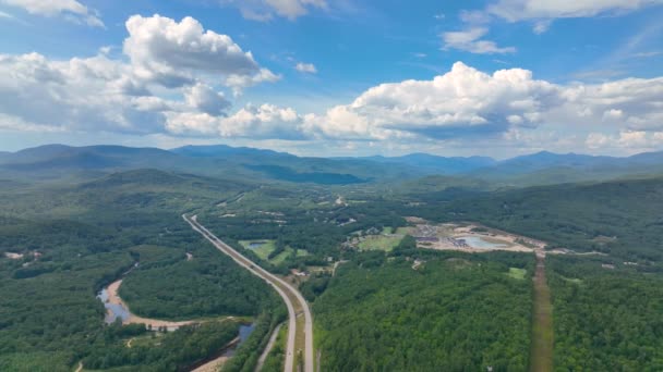 Aerial View Campton Mountain Pemigewasset River Interstate Highway Summer White — стоковое видео
