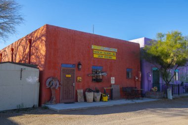 ABD 'nin Arizona AZ kentindeki Santa Cruz County' nin tarihi Tubac kasabasındaki Tubac Plaza çevresinde el sanatları ile yapılmış tarihi kerpiç tarzı binalar.. 