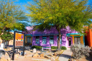 ABD 'nin Arizona AZ kentindeki Santa Cruz County' nin tarihi Tubac kasabasındaki Tubac Plaza çevresinde el sanatları ile yapılmış tarihi kerpiç tarzı binalar.. 