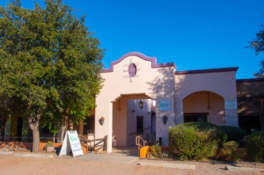 ABD 'nin Arizona AZ kentindeki Santa Cruz County' nin tarihi Tubac kasabasındaki Tubac Plaza çevresinde el sanatları ile yapılmış tarihi kerpiç tarzı binalar.. 