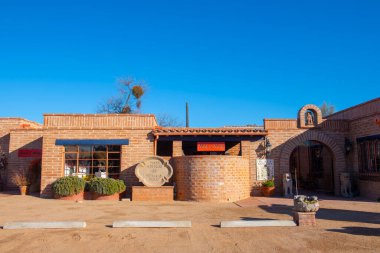 ABD 'nin Arizona AZ kentindeki Santa Cruz County' nin tarihi Tubac kasabasındaki Tubac Plaza çevresinde el sanatları ile yapılmış tarihi kerpiç tarzı binalar.. 