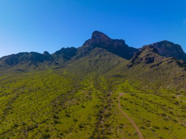 Picacho Peak 'in Arizona AZ, ABD' deki Pinal County 'deki Picacho Peak State Park' taki hava görüntüsü. 