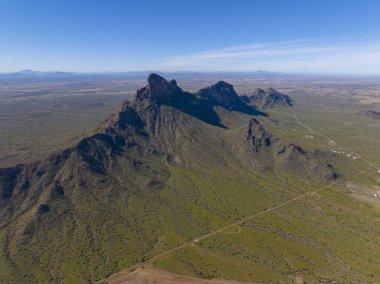 Picacho Peak 'in Arizona AZ, ABD' deki Pinal County 'deki Picacho Peak State Park' taki hava görüntüsü. 