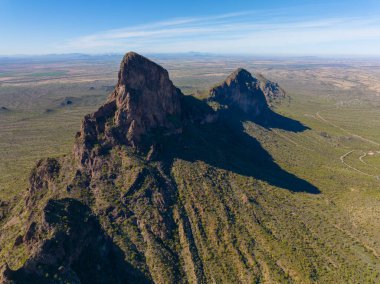 Picacho Peak 'in Arizona AZ, ABD' deki Pinal County 'deki Picacho Peak State Park' taki hava görüntüsü. 