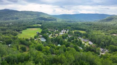 Rumney tarihi merkez hava manzarası Memorial Park ve New Hampshire NH, ABD 'deki Rumney kasabasındaki Baptist Kilisesi de dahil.. 