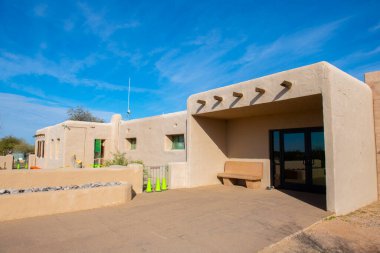 Casa Grande Harabeleri Ulusal Anıtı 'nda Adobe tarzı ziyaretçi merkezi. Park, Hohokam halkının 13. yüzyılda Coolidge, Arizona AZ, ABD 'de inşa ettiği tarihi bir harabe.. 