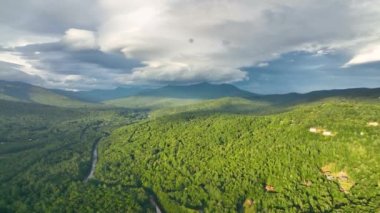 Yaz aylarında Campton Dağı 'na bulutlu hava manzarası yağarken, New Hampshire NH, ABD' deki Campton kasabasının arka planında White Mountain Ulusal Ormanı yer alıyor.. 