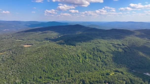 ニューハンプシャー州エルズワースの町を背景に ホワイトマウンテン国立の森と夏のスティンソン山の空中写真 — ストック動画