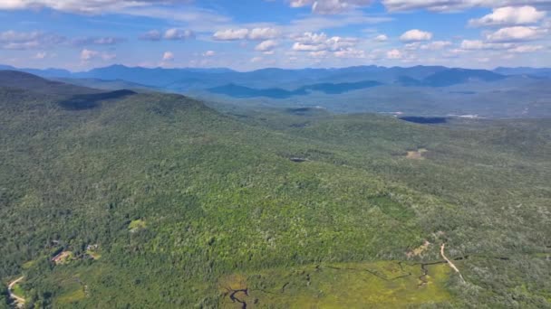 ニューハンプシャー州エルズワースの町を背景に ホワイトマウンテン国立の森と夏のスティンソン山の空中写真 — ストック動画