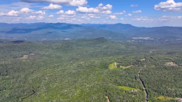 美国新罕布什尔州Ellsworth镇背景下的夏季斯丁森山脉与白山国家森林的空中景观 — 图库视频影像