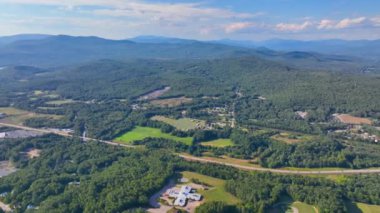 Plymouth Eyalet Üniversitesi ve Pemigewasset Nehri hava manzarası ile White Mountain Ulusal Ormanı yaz aylarında ABD 'nin New Hampshire NH eyaletinin Plymouth şehrinin tarihi şehir merkezinde. 