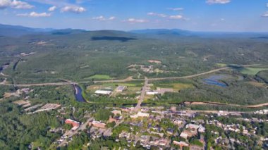 Plymouth Eyalet Üniversitesi ve Pemigewasset Nehri hava manzarası ile White Mountain Ulusal Ormanı yaz aylarında ABD 'nin New Hampshire NH eyaletinin Plymouth şehrinin tarihi şehir merkezinde. 