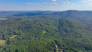 Plymouth Eyalet Üniversitesi ve Pemigewasset Nehri hava manzarası ile White Mountain Ulusal Ormanı yaz aylarında ABD 'nin New Hampshire NH eyaletinin Plymouth şehrinin tarihi şehir merkezinde. 