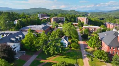 ABD 'nin New Hampshire NH eyaletinin tarihi şehir merkezi Plymouth' taki Plymouth Eyalet Üniversitesi 'nde Rounds Hall hava görüntüsü. 