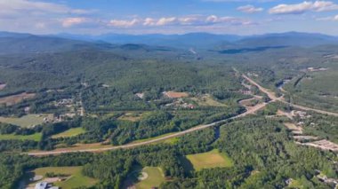 Plymouth Eyalet Üniversitesi ve Pemigewasset Nehri hava manzarası ile White Mountain Ulusal Ormanı yaz aylarında ABD 'nin New Hampshire NH eyaletinin Plymouth şehrinin tarihi şehir merkezinde. 