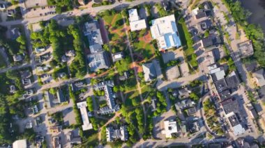 ABD 'nin New Hampshire NH eyaletinin Plymouth kasabasında yaz mevsiminde Plymouth şehir merkezi ve Plymouth Eyalet Üniversitesi hava manzarası. 