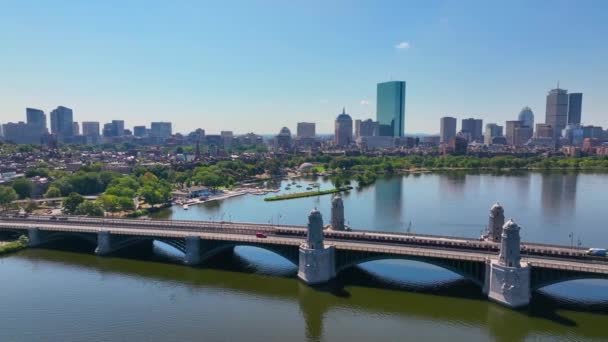 位于美国马萨诸塞州波士顿市中心的Mbta红线穿过查尔斯河 而波士顿后海湾则位于现代城市的后方 — 图库视频影像