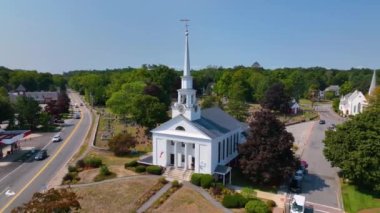 Tarihsel şehir merkezi Chelmsford, Massachusetts MA 'daki Town Common' a ilk Parish Unitarian Church hava manzarası, ABD.