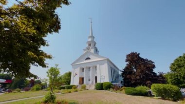 Chelmsford, Massachusetts MA, ABD 'nin tarihi şehir merkezindeki ilk Parish Unitarian Church on Town Common.