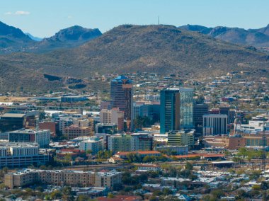 Tucson şehir merkezi modern gökdelenler hava manzaralı Tucson Dağı arka planda Tucson, Arizona AZ, ABD. 