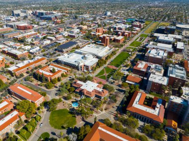 Arizona Üniversitesi ana kampüs manzarası University Mall ve Arizona AZ, ABD Tucson 'daki Old Main Building de dahil olmak üzere.. 