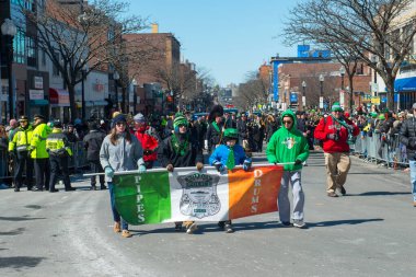 Boston Pipers and Drums grubu Highland kilt elbisesiyle 2018 'de Boston, Massachusetts MA, ABD' de Saint Patrick 's Day Parade' de.
