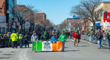 Boston Pipers and Drums grubu Highland kilt elbisesiyle 2018 'de Boston, Massachusetts MA, ABD' de Saint Patrick 's Day Parade' de.