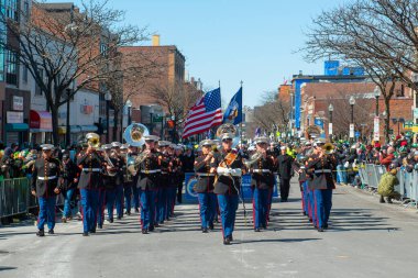 Boston, Massachusetts MA, ABD 'de 2018 Saint Patrick Günü Yürüyüşü Askeri Bando Yürüyüşü.
