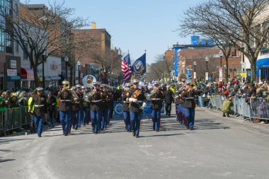 Boston, Massachusetts MA, ABD 'de 2018 Saint Patrick Günü Yürüyüşü Askeri Bando Yürüyüşü.