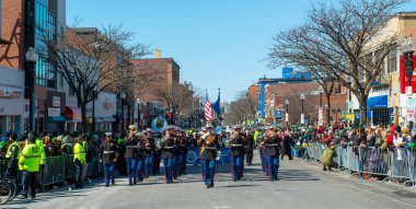 Boston, Massachusetts MA, ABD 'de 2018 Saint Patrick Günü Yürüyüşü Askeri Bando Yürüyüşü.