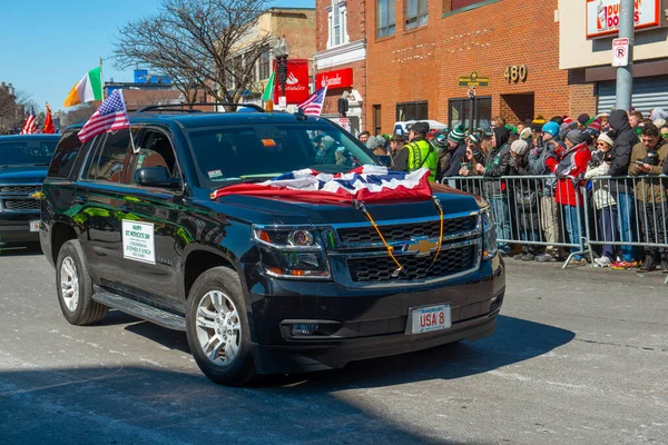 美国马萨诸塞州波士顿圣帕特里克节游行中的警车 — 图库照片