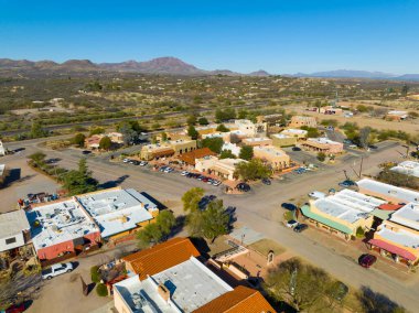 Tubac tarihi şehir merkezi hava manzarası Tubac Plaza ve Tubac Yolu 'ndaki tarihi kerpiç tarzı ev, Santa Cruz County, Arizona AZ, ABD. 