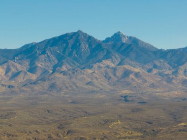 Arizona AZ, ABD 'deki Santa Cruz County' de Santa Rita Dağları 'ndaki Hopkins Dağı (solda) ve Wrightson Dağı (sağda). Fred Lawrence Whipple Gözlemevi Hopkins Dağı 'nın tepesinde.. 