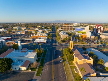 Mesa şehir merkezinin hava manzarası içinde İsa 'nın Son Gün Azizleri Kilisesi ve 1. Cadde' deki Center Caddesi 'ndeki Birinci Metodist Kilisesi' nin günbatımında Mesa, Arizona AZ, ABD. 