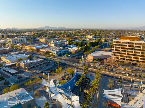Mesa şehir merkezinin ana caddedeki hava görüntüsü gün batımında, Mesa, Arizona AZ, ABD. 