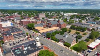 NH, New Hampshire, ABD 'deki Nashua şehrindeki Belediye Binası ve ticaret merkezi de dahil olmak üzere ana caddedeki Nashua tarihi şehir merkezi hava manzarası.