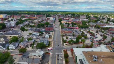 NH, New Hampshire, ABD 'deki Nashua şehrindeki Belediye Binası ve ticaret merkezi de dahil olmak üzere ana caddedeki Nashua tarihi şehir merkezi hava manzarası.