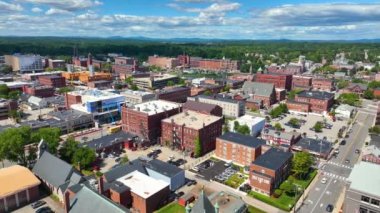 NH, New Hampshire, ABD 'deki Nashua şehrindeki Belediye Binası ve ticaret merkezi de dahil olmak üzere ana caddedeki Nashua tarihi şehir merkezi hava manzarası.