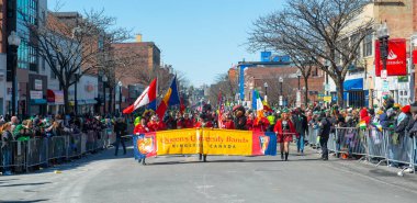 Queen 's University Bands March 2018' de Boston, Massachusetts MA, ABD 'de Saint Patrick Günü Geçidi.