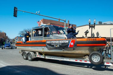 ABD Sahil Güvenlik botu 2018 'de Boston, Massachusetts MA, ABD' de Saint Patrick Günü Geçidi 'nde.