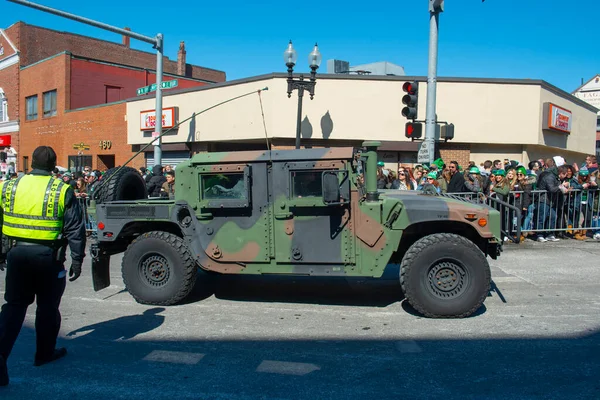 2018年美国马萨诸塞州波士顿圣帕特里克节阅兵式上的美军悍马车 — 图库照片
