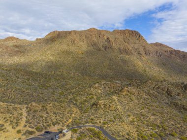 Tucson Dağları, Arizona AZ, ABD 'deki Tuscon şehrindeki Saguaro Ulusal Parkı yakınlarındaki Gates Geçidi' nden Sonoran Çölü manzaralı hava manzarası.. 