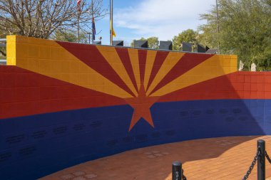 ABD 'nin Arizona AZ kentindeki Arizona State Capitol binasının önündeki Wesley Bolin Memorial Plaza' da Arizona Eyalet Bayrağı bulunan ABD Donanma Denizaltıları Anıtı. 